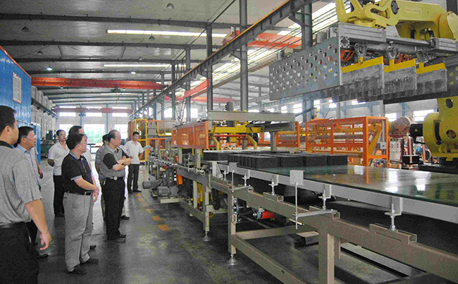 煤矸石制磚生產(chǎn)現(xiàn)場 煤矸石制磚生產(chǎn)現(xiàn)場