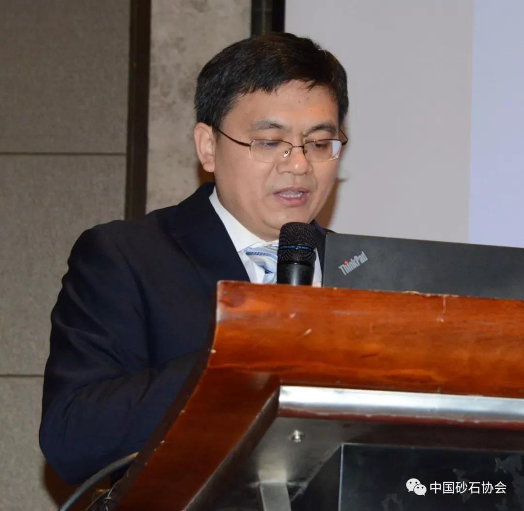 中鐵道科學研究院鐵道建筑研究所李化建主持會議